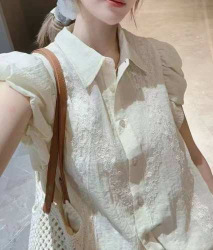 无敌爆款 法式蕾丝拼接皱褶花苞翻领亚麻衬衫，肩部采用飞飞袖样式，增添甜美俏皮感。衣身有精致蕾丝花纹装饰，提升细节质感，整体风格兼具复古与时尚，尽显优雅气质 Sm