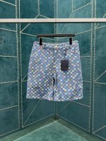 驴家 25Ss春夏新款青年布短裤以缤纷原色描绘新季 Lv Vers Damier 图案，其间穿插 Marque L.Vuitton DéposéE 标识。珠光铆