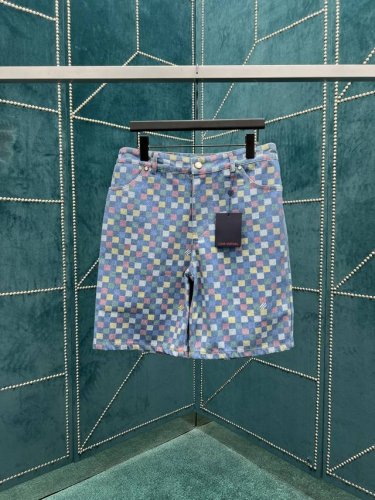 驴家 25Ss春夏新款青年布短裤以缤纷原色描绘新季 Lv Vers Damier 图案，其间穿插 Marque L.Vuitton DéposéE 标识。珠光铆