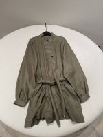 P680 尺码：36 38 40 lp 70新款军绿色系腰带亚麻连体短裤 这款 “Rose” 连体短裤散发着别致的日式风情。采用100%亚麻面料，柔软透气，有垂