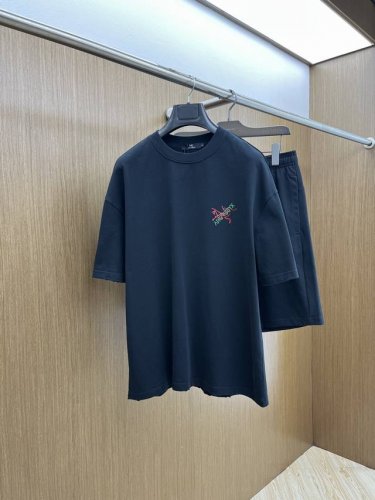新款 套 Arc 2540春夏最新款休闲短裤短袖套装 男女款 贸易公司渠道稀出 同步官网发售 基本每一季都会有它的背影所在 期待着所有潮男潮女们的演绎 此款选用