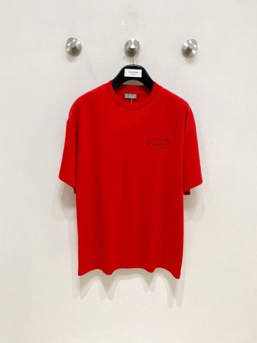 迪奥穿打底都是首选 高定面料纯棉面料！2025春夏新品短袖时尚经典圆领短袖时尚单品设计，更加时尚舒适，高标准定制，上身非常有型，胸前品牌经典Logo 图案 客供