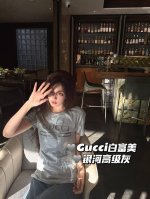 Gucci古驰新款银面双G图案高级银灰色短款T恤 冷调银色超衬肤色黄皮上身秒变冷白皮！ 定制面料流光溢彩自带细腻闪银效果 不同于普通印花 采用激光技术在面料上呈