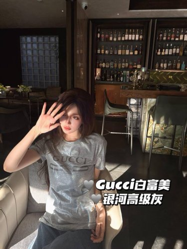 Gucci古驰新款银面双G图案高级银灰色短款T恤 冷调银色超衬肤色黄皮上身秒变冷白皮！ 定制面料流光溢彩自带细腻闪银效果 不同于普通印花 采用激光技术在面料上呈