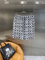 驴家 Lv短裤超时髦 黑白配色经典又高级，满印的品牌标志性图案，时尚感拉满 抽绳设计方便调节腰围，穿着舒适又自在。面料柔软亲肤，M-3Xl 隔天
