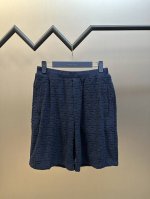 Fendi 标识Ff凸纹短裤 定制斐韵双织Ff提花绒卫料 以藏蓝为主基调 标志性Ff标识巧妙隐匿于纹理之间 宛如灵动的艺术符号 红外线定位裁床 通过红外发射器和