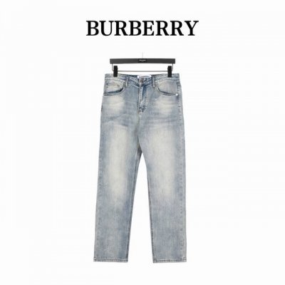 Burberry 巴宝莉 后袋Tb战马刺绣牛仔裤 经典的复古风，今年最新款牛仔裤 经典三角标与新洗水效果配色结合面料采用纯棉赛络牛仔布 手感顺滑舒适 厚实坚挺后