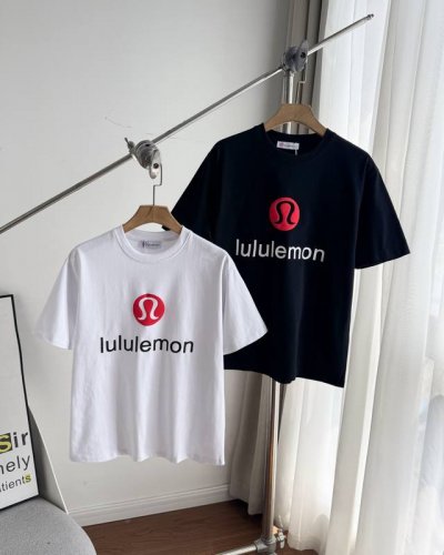 露露Lulu 男女同款户外运动休闲2025春夏最新红色Logo发泡印花纯棉短袖T恤 追求品质生活和独特品味的你，一定不能错过露露Lululemon这件25Ss红