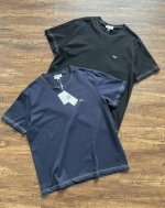 lacoste法国鳄鱼男装25春季新款休闲简约圆领套头正肩T恤 Th1748 是品牌经典基础款的延续，主打简约百搭与低调质感，适合打造精致休闲或半正式风格。 极