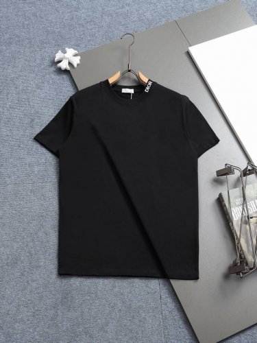 dior 迪奥 Cd 微宽版版型 Xs-L Cd 25Ss 新品官网同步发售 Logo印花 刺绣Logo图案 作为奢侈界的龙头，D家可谓是当之无愧了，而今天要说