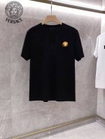 P130 范思哲 2025最新男士高端好货，胸前字母徽标印花图案增添活力感！最经典一目了然的干净与纯粹的结合.必入款推荐！选用190克双股丝光面料制成 纹理清晰