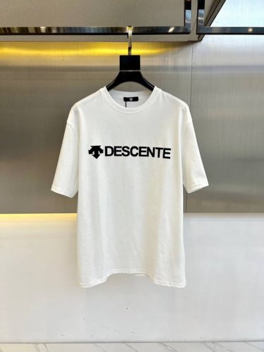 P210 Descente迪桑特、25S新款棉质宽松T恤！纯棉的高支数面料整体的触感极为舒适，亲肤效果也是极佳。完美的符合各种穿搭场合的所需。极为非凡，档次与魅