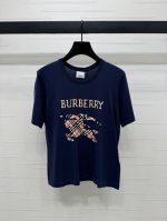 上新原单高端品质 Burberr* 2025春夏最新系列！战马徽标针织短袖！定制羊毛针织材质 舒适高级 配合饰以经典格纹勾勒战马图暗配合标语Logo 低调彰显品
