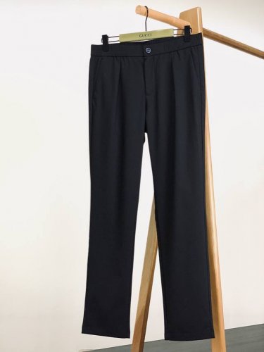 kiton 基督恩 2025Ss早春新品 渠道的精品狠货！！！ 今年最好看的休闲裤 闭眼入！ 客供定制面料打造 满足各种品质控 细节控 这样的分量与价值真的是需