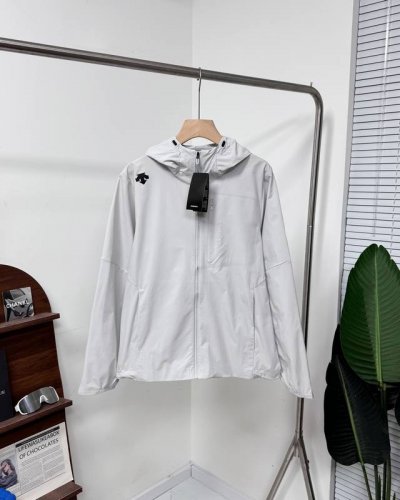 descente 迪桑特 夏季新款男士单层防晒衣外套 专业功能性面料 防泼水防风 面料耐磨擦 网面内里透气干爽 ，排汗透湿 单层适合喜欢户外A9953运动 没有