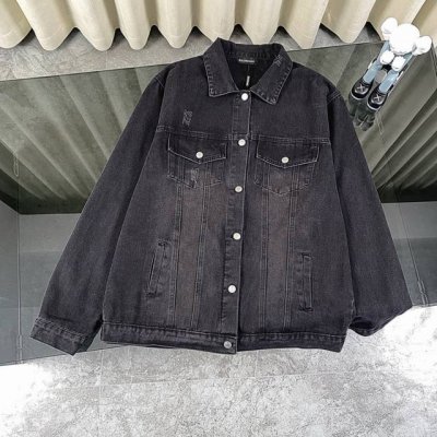 Balenciaga铁塔反转做旧字母牛仔外套 独家定织定染纯棉料质感超赞 洗水磨烂破处理 水墨印花手绘抹浆工艺 后幅英文字母倒置巴黎埃菲尔铁塔做旧字母印花 网红