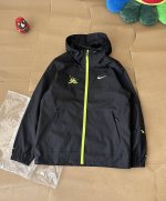 新款推荐勾勾家运动反光防水运动外套来啦 早春旅游运动天气多变一定要入一件 整体版型挺括利落衬得身姿格外挺拔 后背亮眼的标志设计 是潮流和运动感的碰撞，个性又不失