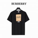 Burberry 巴宝莉 胸前贴布标签短袖T恤 精选260G棉质面料打造。装饰品牌标签印花饰牌贴花， 致敬品牌探索历史，其中的文字摘录自 Thomas 所著开拓