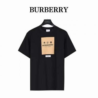 Burberry 巴宝莉 胸前贴布标签短袖T恤 精选260G棉质面料打造。装饰品牌标签印花饰牌贴花， 致敬品牌探索历史，其中的文字摘录自 Thomas 所著开拓