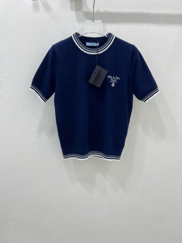 prad*25新款羊毛套头短袖上衣 进口机刺绣简约时尚～～时髦小姐姐必备 胸前经典字母Logo 无需过多搭配轻松穿出大牌的博主气场！性感不失甜美！名媛复古风格