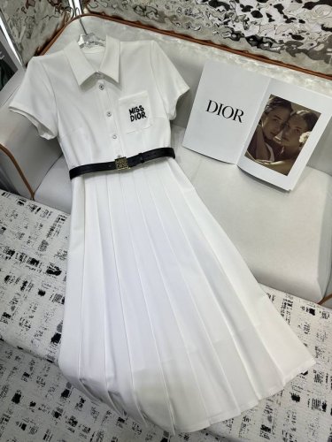 dior 2025春夏新款翻领短袖连衣裙 字母刺绣装饰 搭配皮腰带 时尚大方 气质款两色 Sml