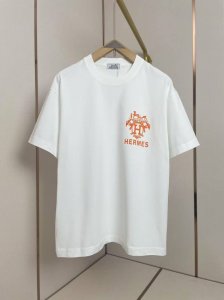 爱马仕2025植绒Logot恤 280克纯棉面料 植绒工艺彰显出大H的尊贵高级感 肩部通肩压条 280克纯棉面料舒适透气 黑白双色 男女同款 码数S-Xxl 2