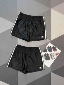 原版打版 Adidas 三叶草短裤热裤，对身材很友好的一款短裤，包容性极强，也不会轻易走光漏Pp。而且你压根不用花心思去考虑它的穿搭，小背心，衬衫，长T都可以自