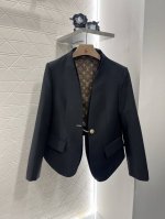 P400 P310Louis Vuitto*2025新品上架 链扣西装半裙套装 定制Yb进口精仿羊毛材质 质感光泽高级 立体裁剪弧形西服 无领单排襟链扣的极简剪