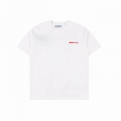 prada 普拉达 25Ss 红色Logo饰条刺绣短袖T恤 面料采用高克重260G重精梳棉，定制1:1螺纹，面料舒适亲肤无异感， 制定染面料，纺织密度高，垂感佳