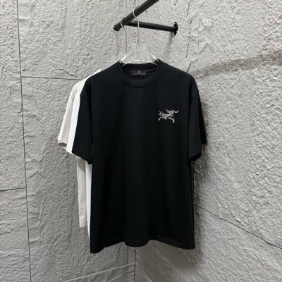Arc'teryx*始祖*2025春夏新款 个性经典胸口刺绣 骷髅鸟Logo定制双纱平纹纯棉面料 短袖T恤 男女同款 尺码： S 90-130斤 M 120-1
