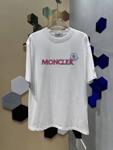 2025Ss 官方同步 高品质 蒙口 Moncle 280克纯棉圆领短袖T恤 经典贴绣徽章印花字母Logo 时尚个性 百搭潮流 纯原品质 男女同款 吊牌 领标