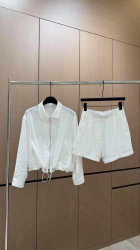 爆款现货 原单品质 设计师｜ 25春夏新纯色防晒套装！ 高端定制外套，搭配松紧腰短裤 极简主义风法式优雅的慵懒风， 休闲又时髦！ 立体剪裁版版型可甜可盐减龄少女