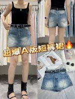 炸街必备超爆A版短裤裙！经典牛仔蓝，自带复古滤镜。独特A字版型，巧妙修饰臀腿线条，一秒打造大长腿既视感。不规则剪裁设计，个性又时髦，行走间灵动俏皮。搭配酷帅腰带