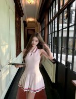 thom Browne Tb经典三色织带翻领无袖百褶连衣裙 款号 25671905788 颜色 白色 尺码 均码 80-125斤