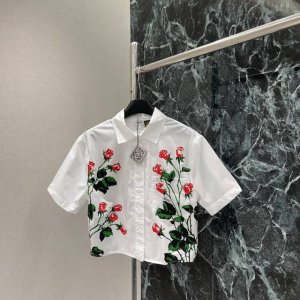 罗意威 25夏季新款 翻领印花短袖衬衫 满布的红色玫瑰印花搭配绿叶 复古又浪漫 仿佛把春日花园穿在身上 通勤出游都超合适 随便搭配牛仔裤裙子休闲又舒适 时尚大片