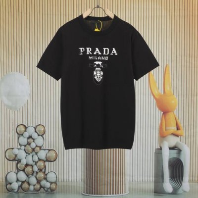 prada普拉达早春爆款 Logo提花针织短袖T恤 此款针织短袖工艺精致细腻，面料丝滑超级透气，手感肤感高级柔顺，经典修身版型 采用提花针织工艺完成前幅图案 经
