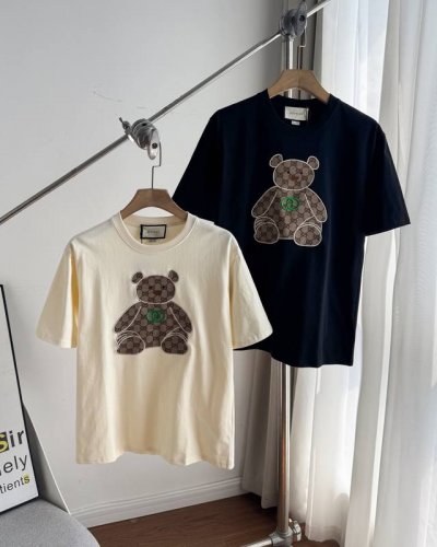 古驰Gc 男女同款户外运动休闲短袖2025春夏最新提花小熊公仔贴布纯棉短袖T恤 追求品质与经典的你，古驰Gc 25Ss短袖T恤不容错过。精选优质纯棉，触感细腻，