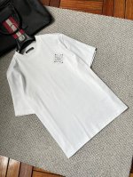p210 克罗心 2025春夏新品短袖 时尚经典圆领短袖 时尚单品设计，更加时尚舒适，高标准定制，上身非常有型，胸前品牌经典Logo 图案 客供辅料，客供进口高