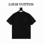 louis Vuitton 路易威登 图案花卉提花针织短袖 原8,850购入 采用高质纯棉14S细针织片 德国进口提花机织片而成 电脑扫描胸前描绘字母图案 提花