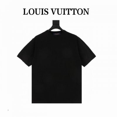 louis Vuitton 路易威登 图案花卉提花针织短袖 原8,850购入 采用高质纯棉14S细针织片 德国进口提花机织片而成 电脑扫描胸前描绘字母图案 提花