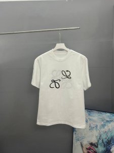 loewe罗意威 刺绣款 2025春夏经典圆领短袖T恤采用280克双纱精棉 衣服偏厚使整体高透气和柔软性 高版本 三标齐全 男女同款 颜色 白色 黑色 灰色 -