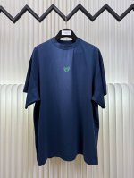 巴黎世家Balenciaga双B麦穗刺绣短袖 采用21支双纱精梳棉，面料定制1：1原版同色。面料成衣洗水后克重约300克，螺纹搭配1*1同缸十字螺纹。 刺绣采用