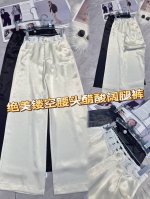 超爆时尚新宠儿 绝美镂空腰头醋酸阔腿裤。丝滑醋酸面料，闪耀着低调光泽，尽显高级质感。别致的镂空腰头设计，以精致蕾丝勾勒，为整体增添了几分浪漫与柔美。宽松的阔腿版