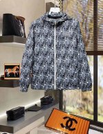 巴宝莉 2025早春新款原单男士连帽风衣夹克外套 官网同步售卖 爆款 高版本 时尚百搭 胸前绣三角Logo标设计 采用原版进口100%聚酯纤维记忆面料手感柔软细