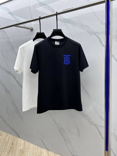 Burberry 巴宝莉 2025Fw春夏新品圆领打底外穿T恤，立体感半袖纯棉打底，手感面糯有骨感，柔而有韧性。工艺处理，韧性和抗皱性能得到大幅度提高。剪裁很到