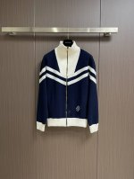 Lv 学院线条绣花外套，纱线采用240支的100％精梳棉， 由14针电脑机织片，全件净色芝麻底，约160分钟，蓝白色间条带子为挂毛做法，织片时间较长约70分钟左