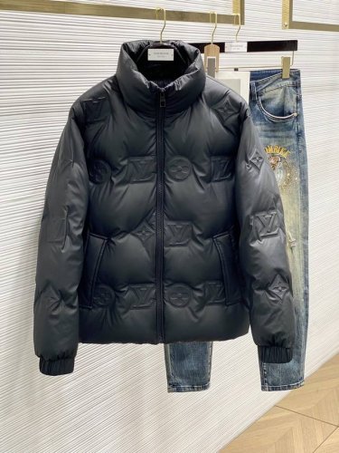 P700 Lv 2025冬季最新品，专柜同步有售，原单狠货，时尚休闲羽绒服外套，采用进口原版面料，舒适透气，顶级印花工艺字母图案装饰Logo，原版五金辅料装饰，