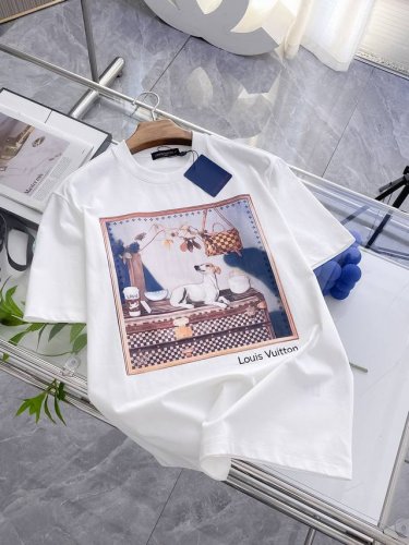 T恤邂逅路易威登 Louis Vuitton 的奇思妙想 大幅图案如艺术画作 复古箱包 俏皮萌犬 精致配饰巧妙组合 满是品牌经典元素 简约版型与个性印花相衬 穿