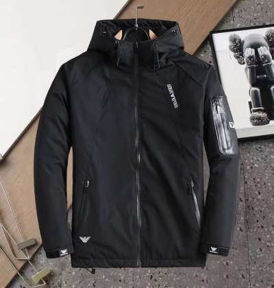 P790 阿玛尼 官网款新款羽绒服。这款号称羽绒服届最高端的，全部90绒的三标齐全带着经典的Logo组合搭配，第一眼看到就是满满的视觉冲击，保暖性能更出色，轻便