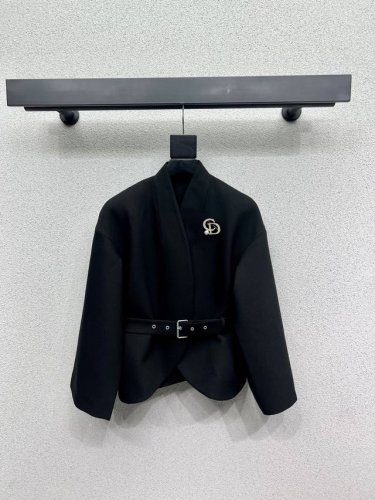 D家西装外套 配胸针 时髦低调气质又奢华高级！版型百搭不挑人，定制面料 定制钮扣配件。做工品质看细节。白富美必入！强烈推荐 高品质 尺码Sml